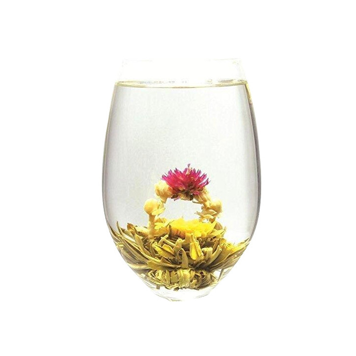 Набір в'язаного китайського чаю Шен Пуер "Перлина Дракона". Вид чайної перлини після розкривання у скляному бокалі. Вид збоку.