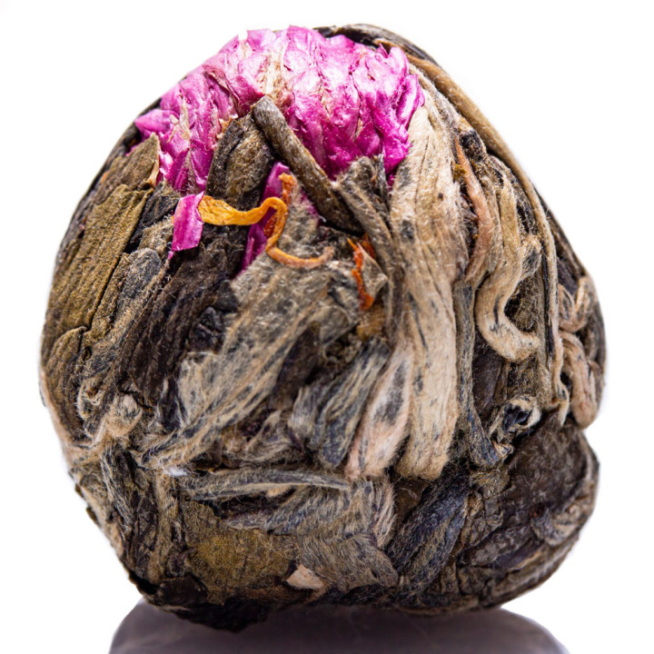 Набір в'язаного китайського чаю Шен Пуер "Перлина Дракона". Вид в'язаного чайного клубочку-перлини у сухому вигляді.